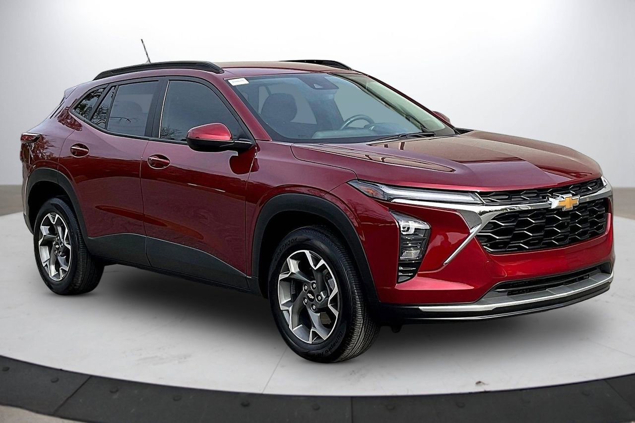 Used 2024 Chevrolet Trax LT w/ Driver Confidence Package image 2