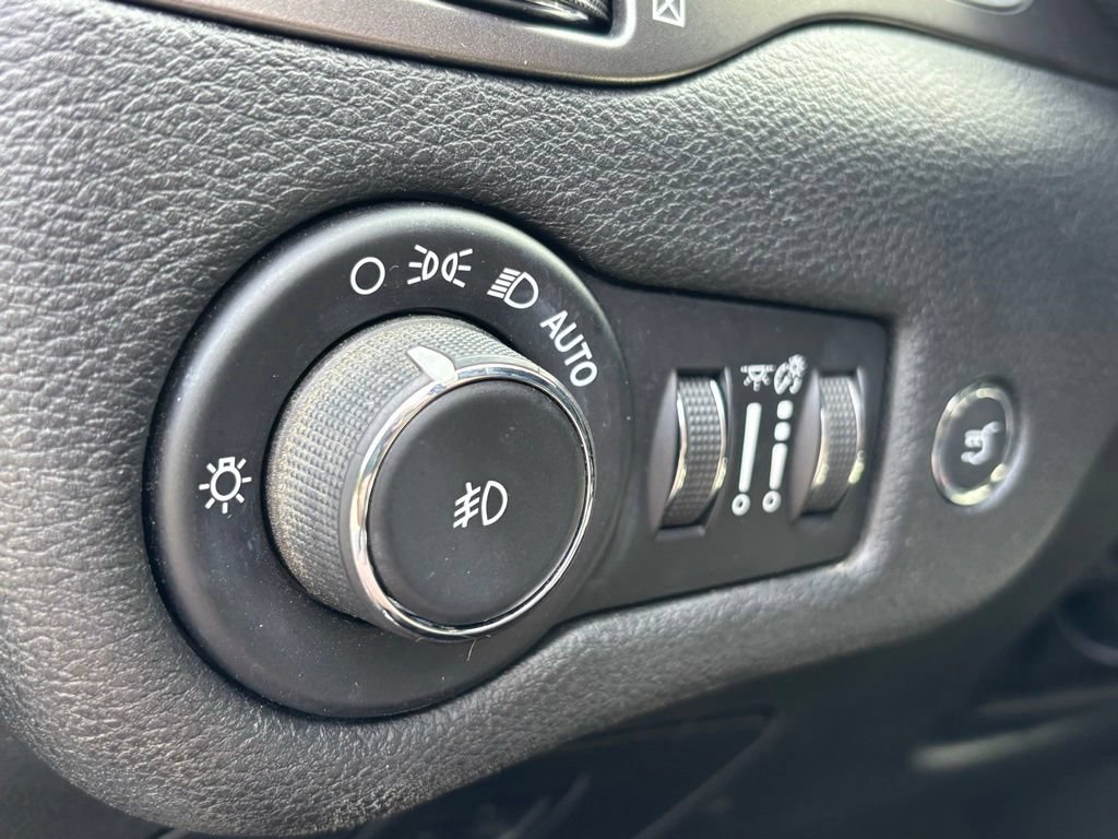Used 2019 Jeep Cherokee Limited w/ Technology Group AWD/4WD image 24