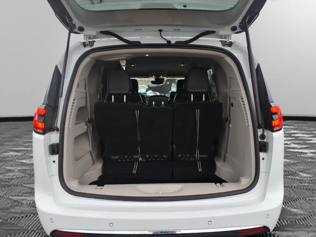 Used 2023 Chrysler Pacifica Touring-L image 13