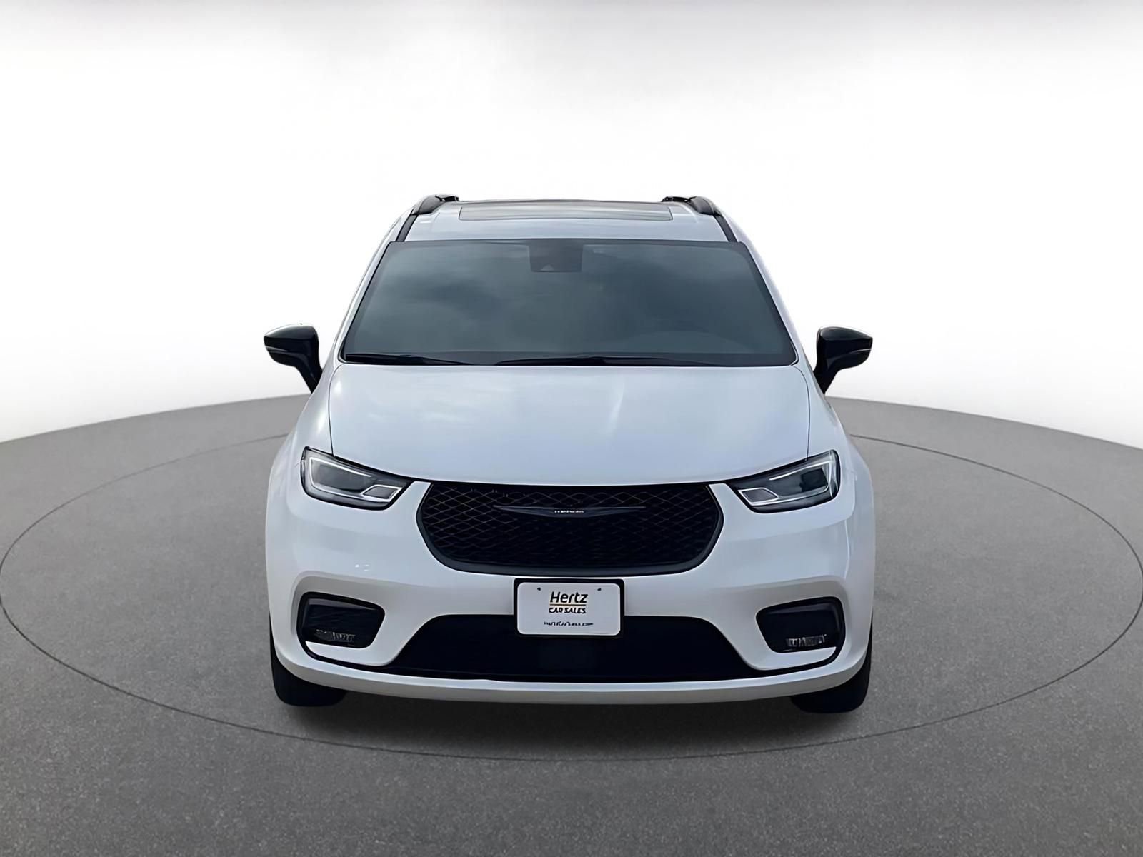 Used 2025 Chrysler Pacifica Limited image 4