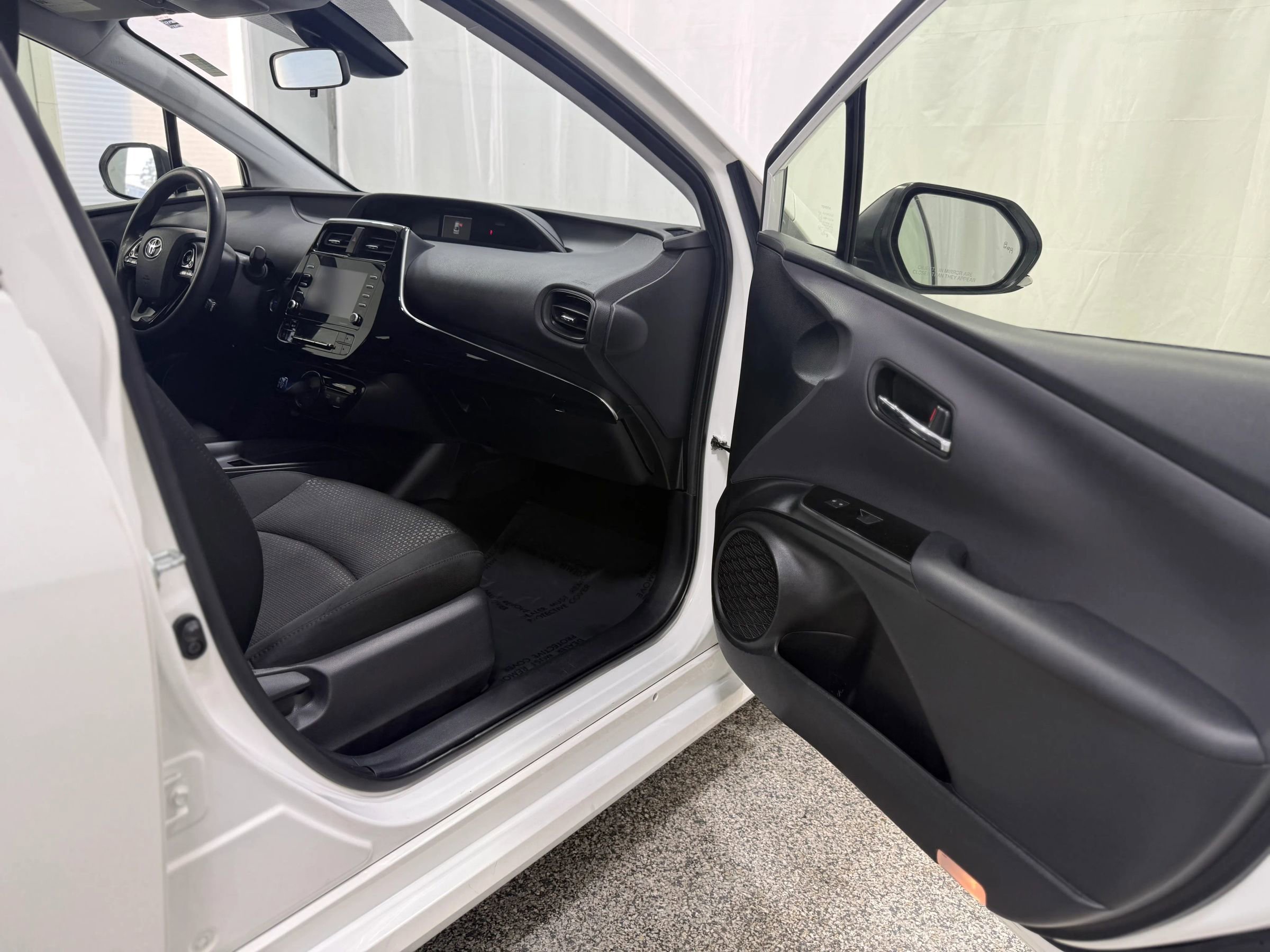 Used 2021 Toyota Prius LE image 25