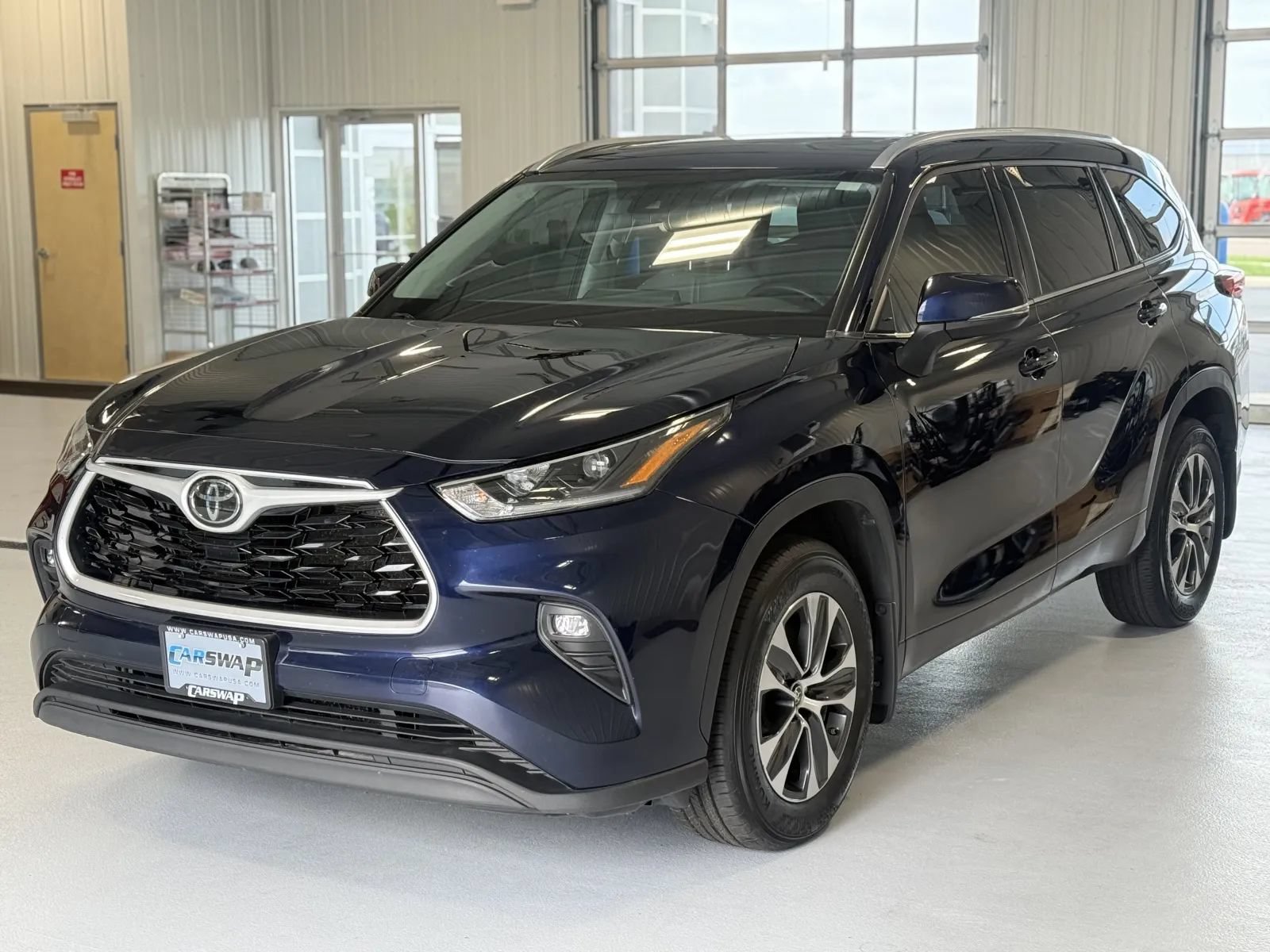 Used 2021 Toyota Highlander XLE AWD/4WD image 6