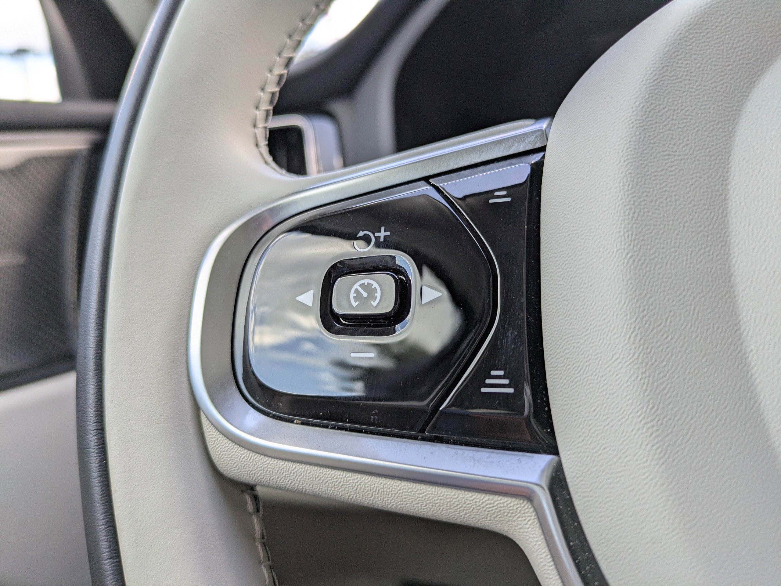 Used 2023 Volvo XC60 B5 Plus w/ Protection Package Premier image 21