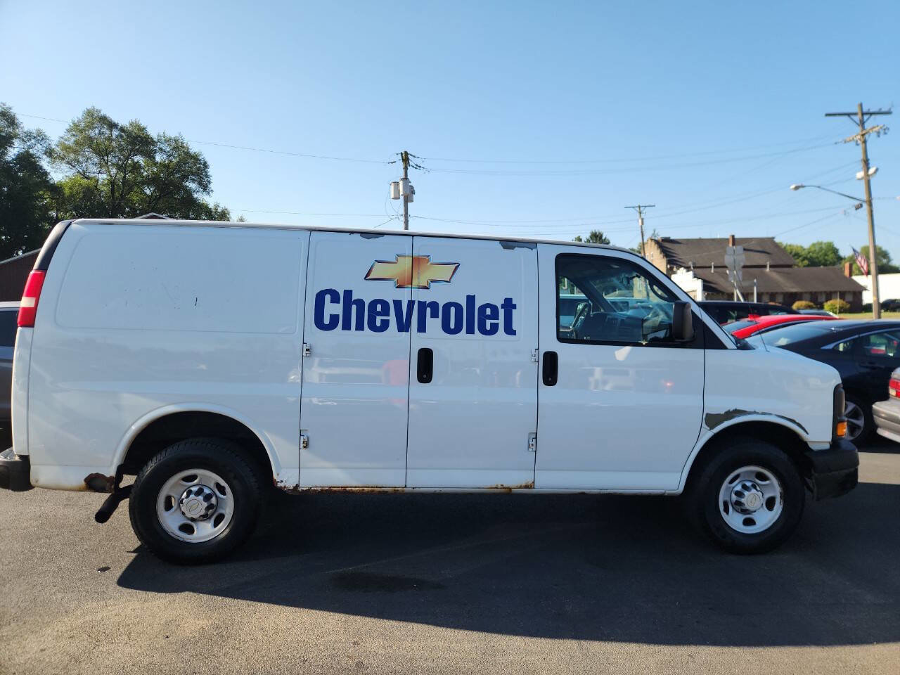 Used 2010 Chevrolet Express 2500 image 3