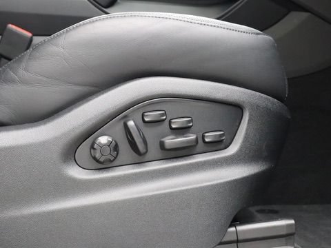 Used 2024 Porsche Cayenne Coupe w/ Premium Package Plus AWD/4WD image 32