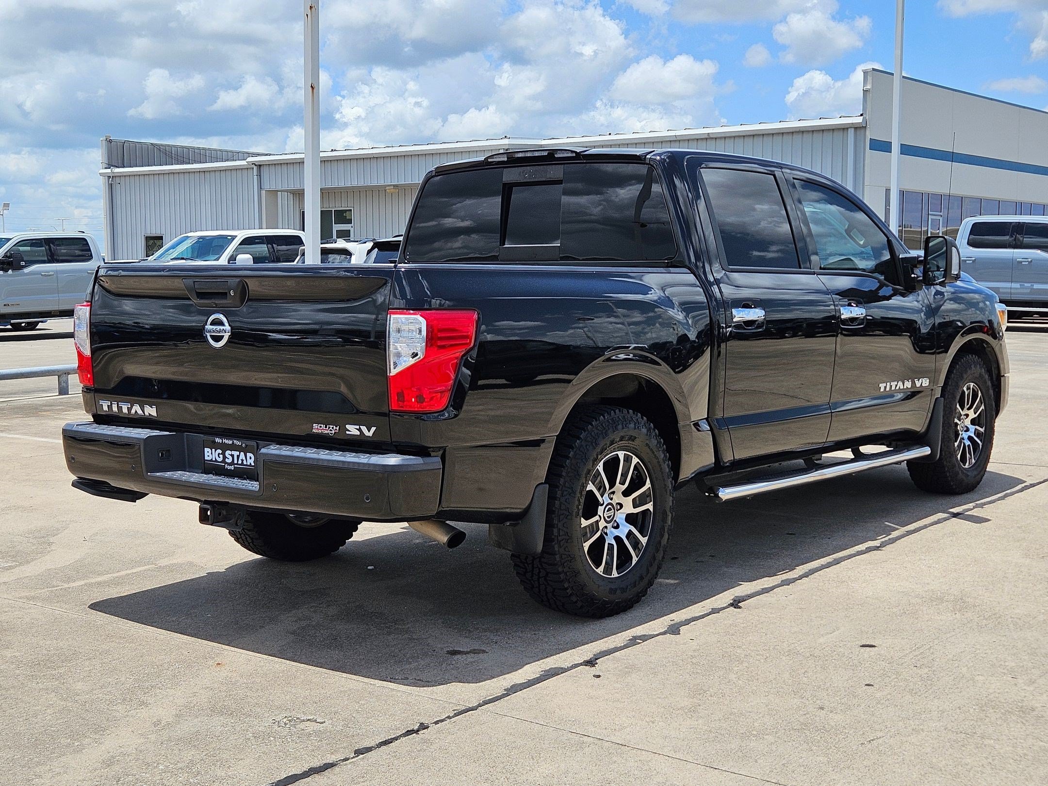 Used 2020 Nissan Titan SV w/ SV Convenience Package RWD image 3