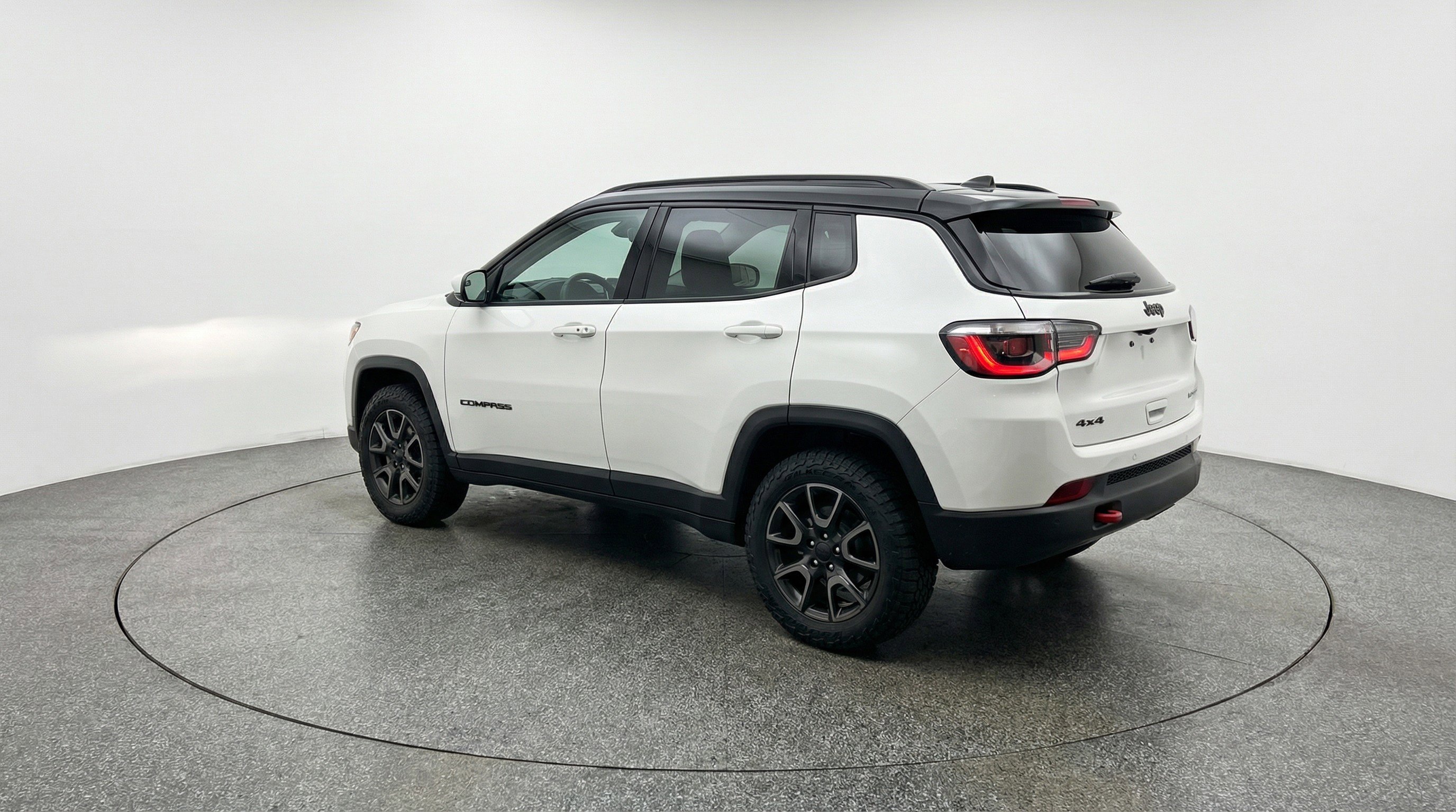 Used 2025 Jeep Compass Trailhawk image 6
