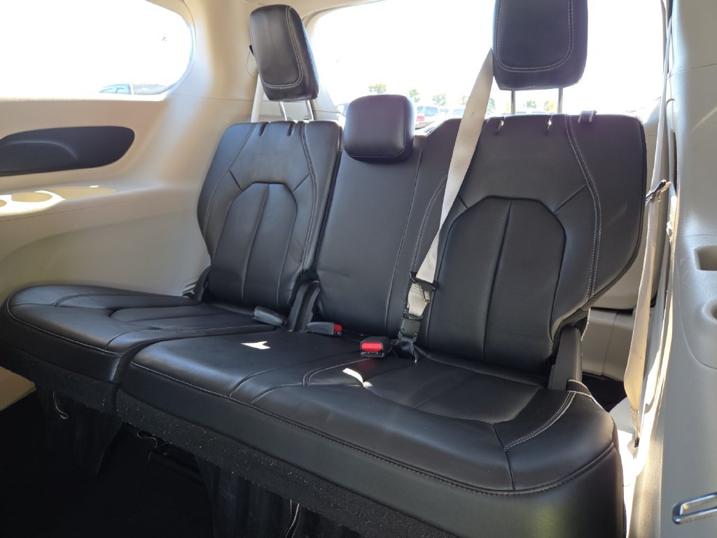Used 2023 Chrysler Pacifica Touring-L FWD image 9