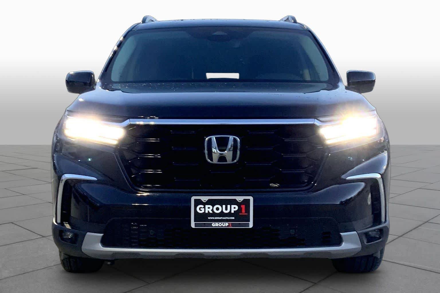 Used 2025 Honda Pilot Touring image 4