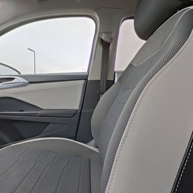 New 2026 Volkswagen Taos SE image 26