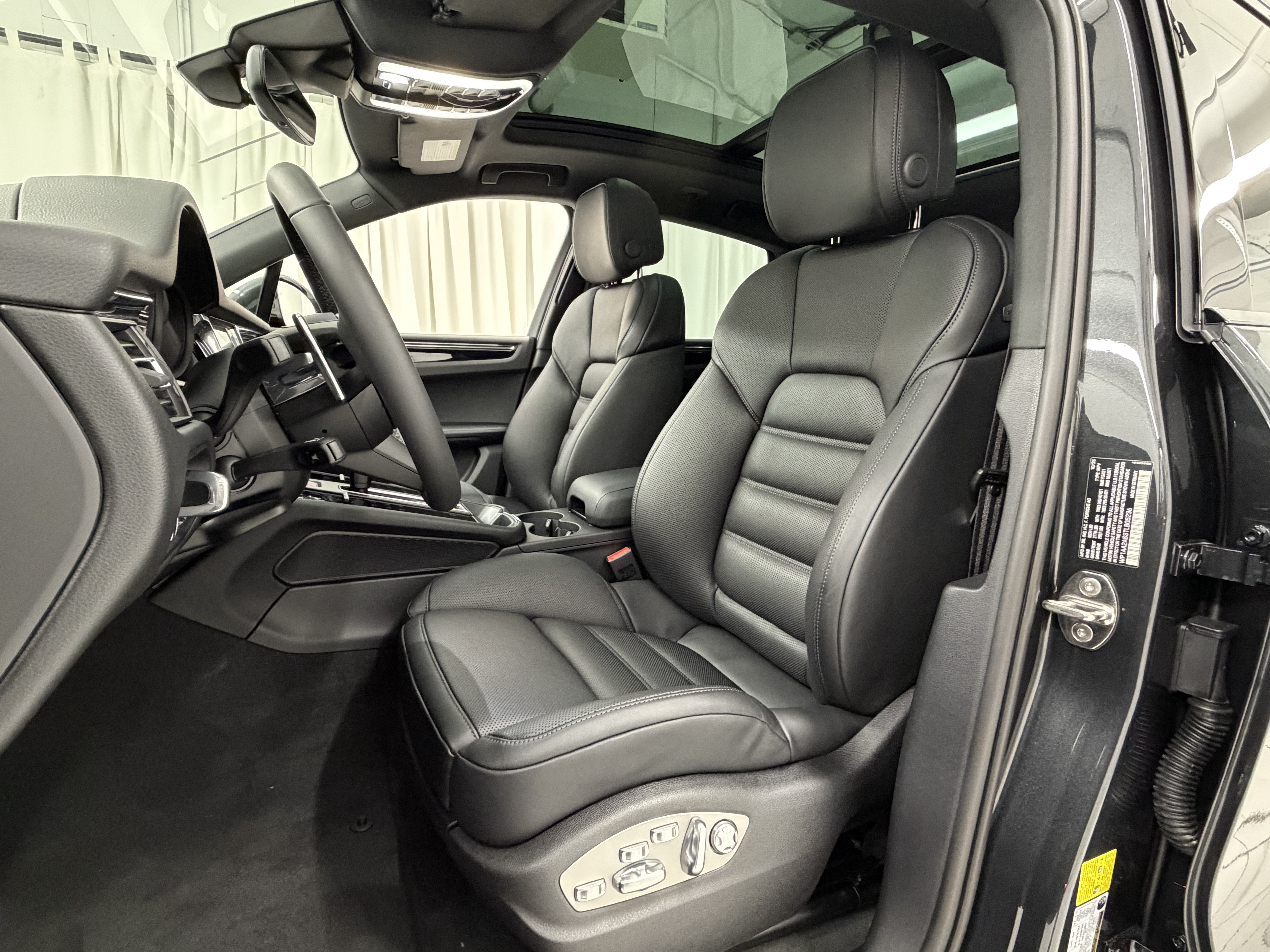 Certified 2026 Porsche Macan AWD/4WD image 31