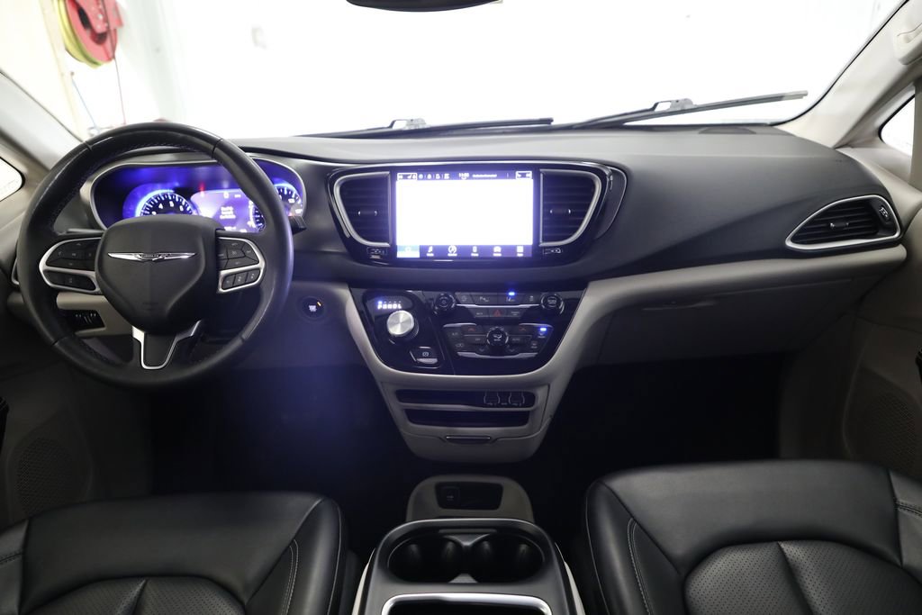 Used 2023 Chrysler Pacifica Touring-L FWD image 2