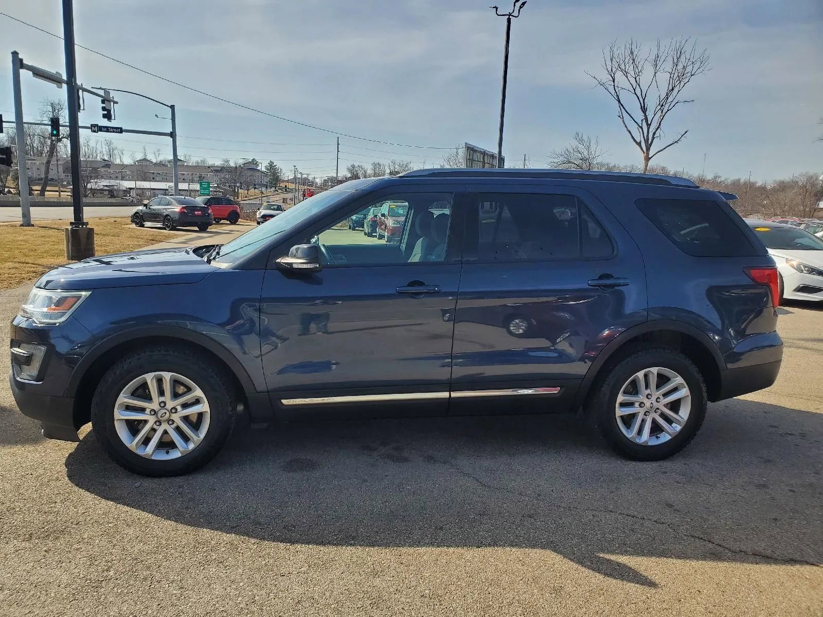 Used 2017 Ford Explorer XLT w/ Equipment Group 201A image 8