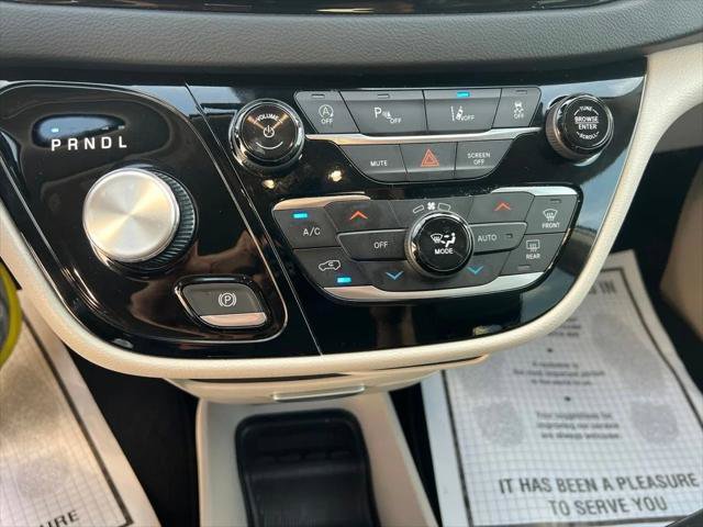 Certified 2023 Chrysler Pacifica Touring-L FWD image 46