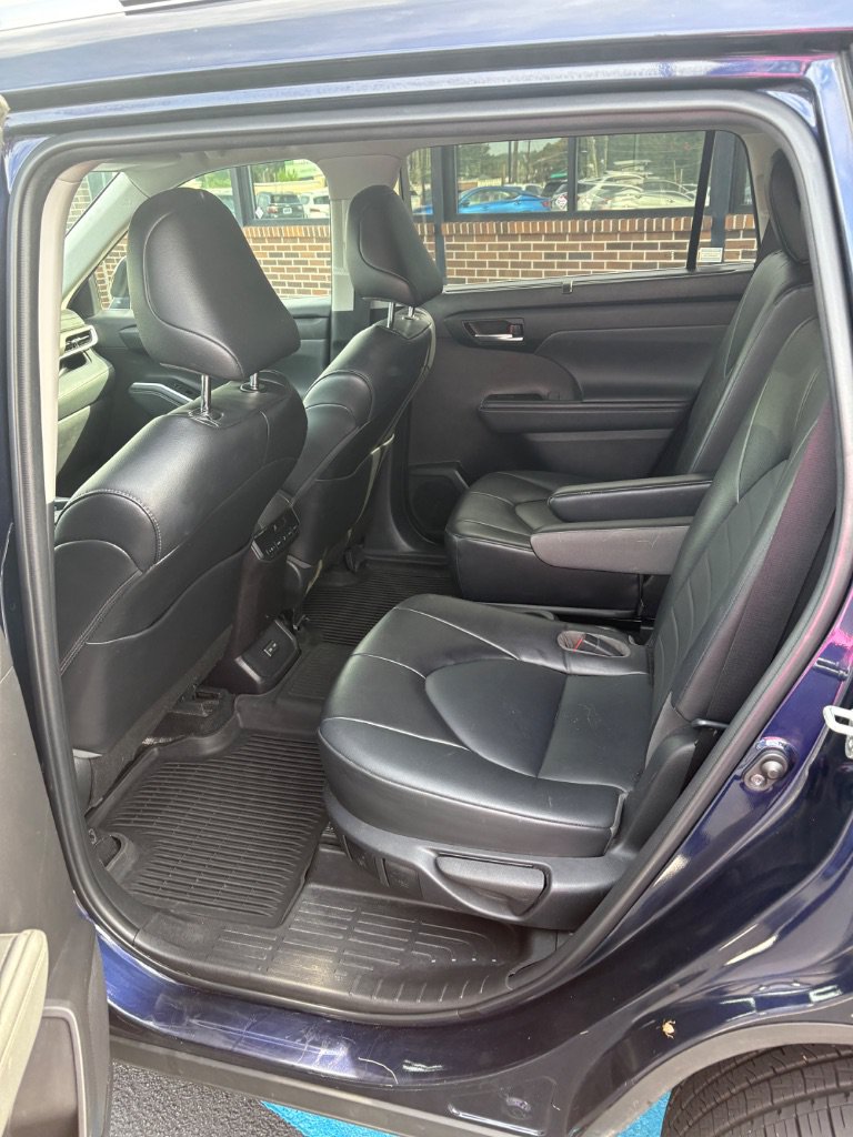Used 2022 Toyota Highlander XLE AWD/4WD image 18