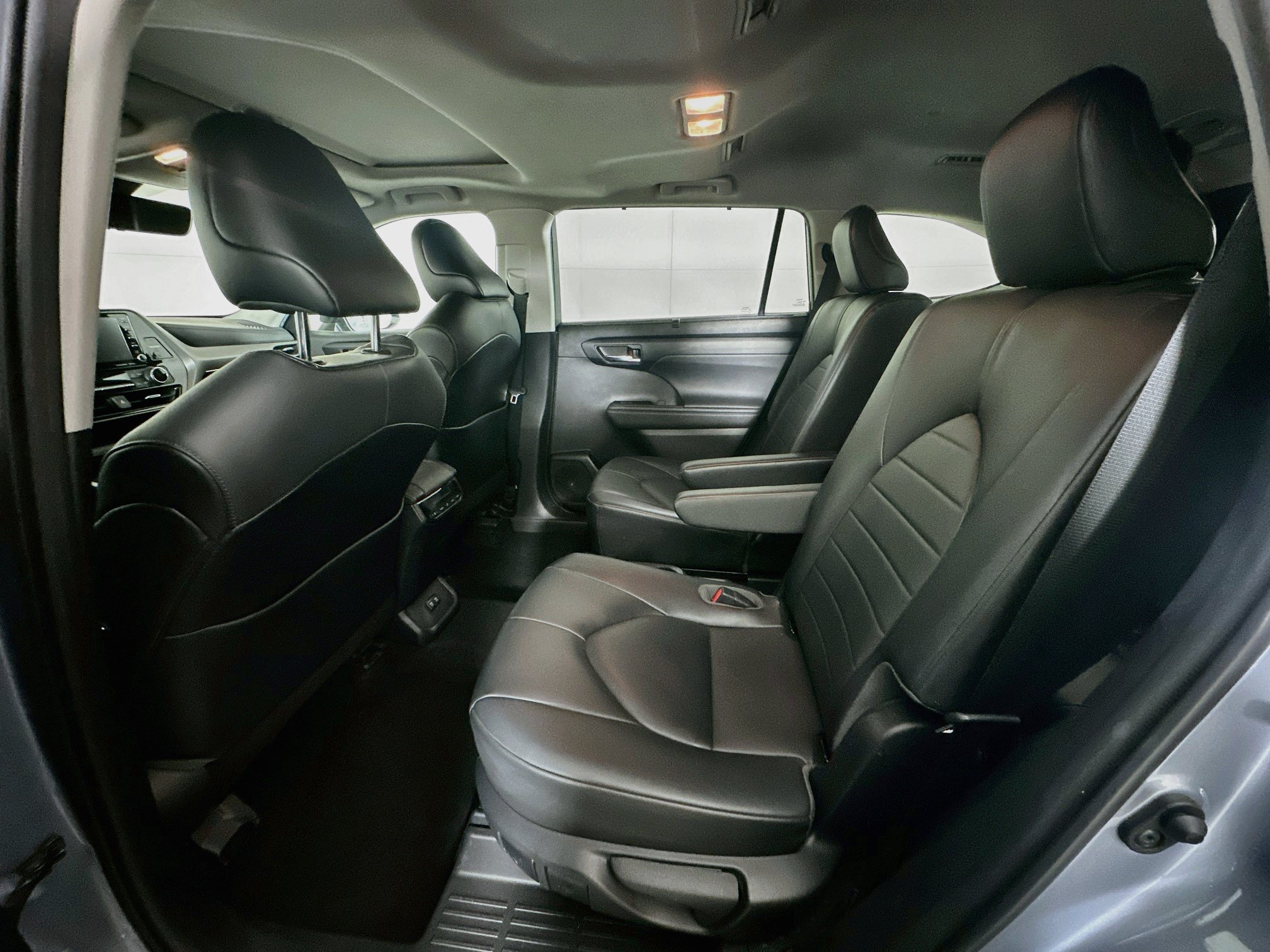 Used 2020 Toyota Highlander XLE FWD image 28