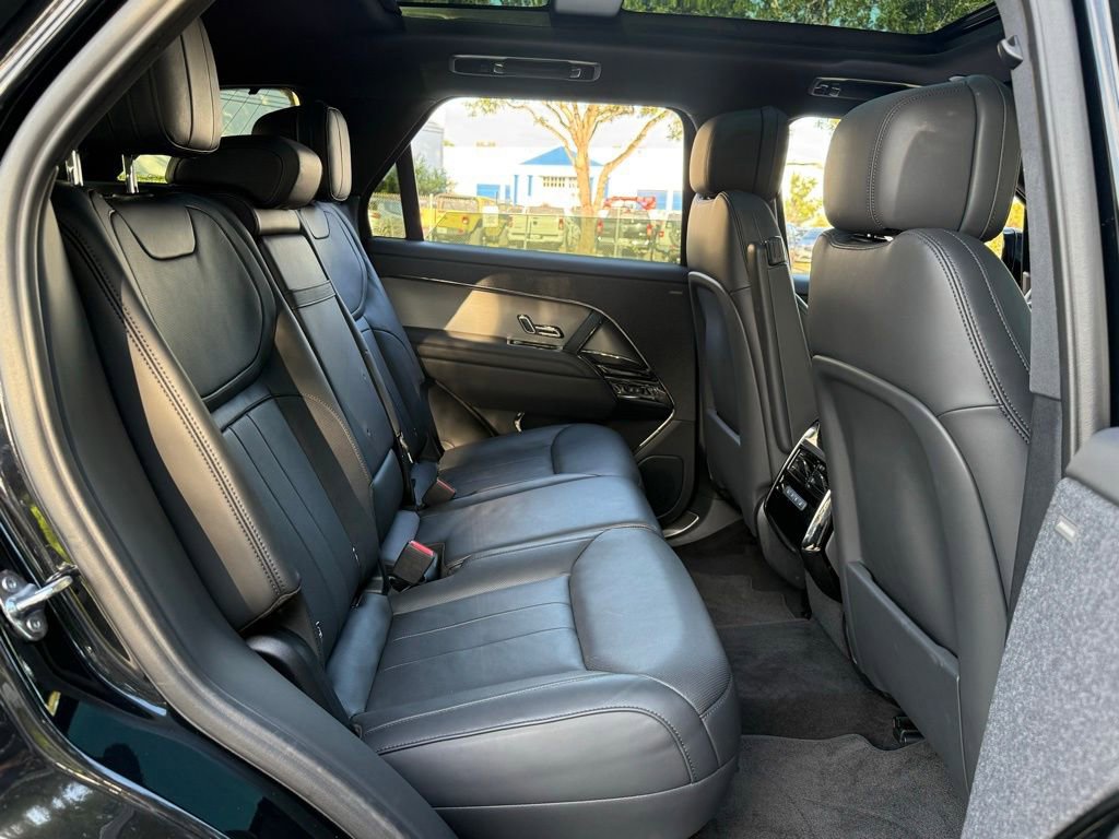 Used 2025 Land Rover Range Rover Sport SE image 38