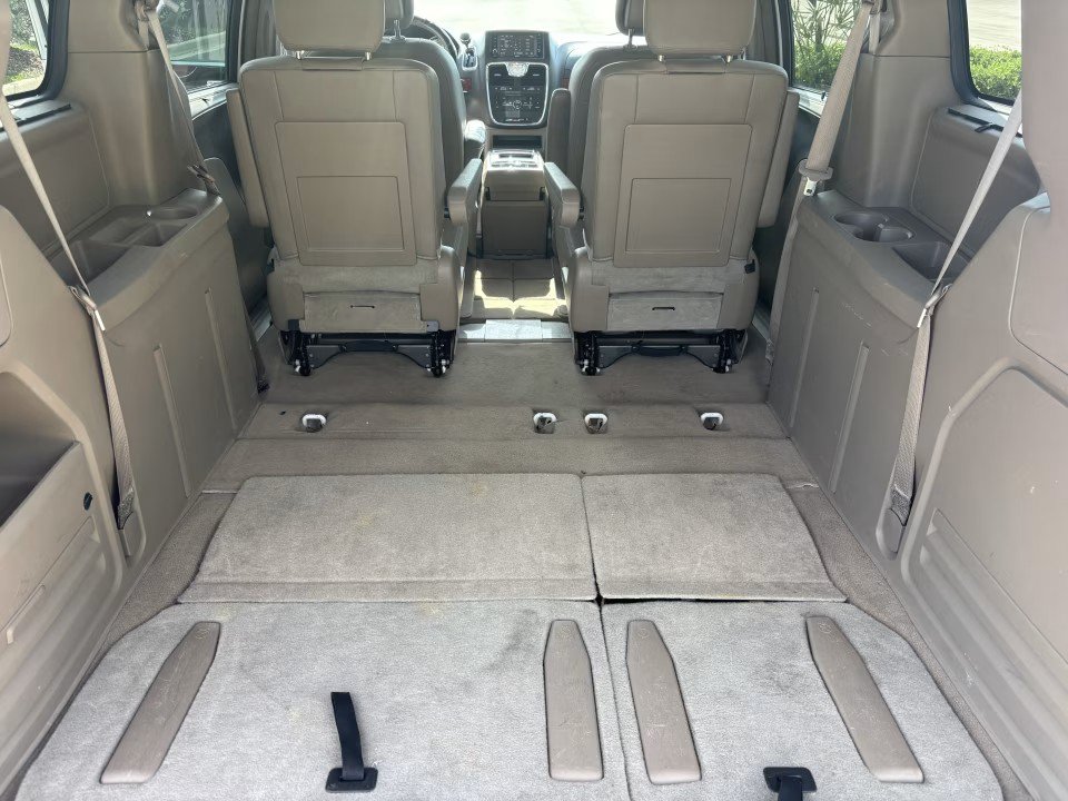 Used 2016 Chrysler Town & Country Touring FWD image 27