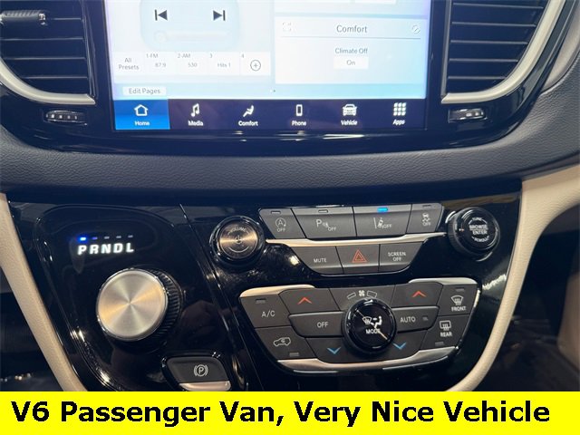 Used 2024 Chrysler Pacifica Touring-L image 7