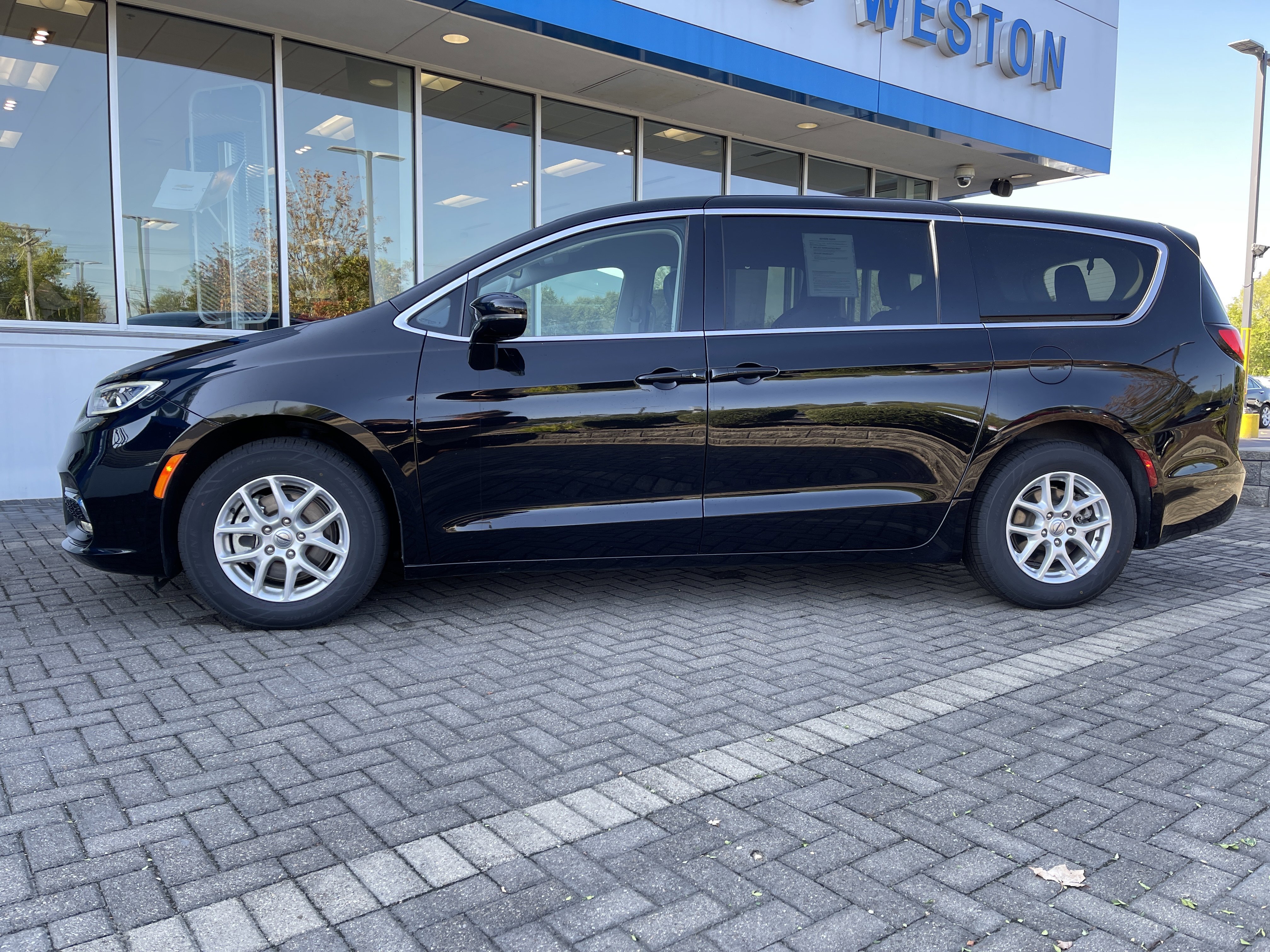 Used 2024 Chrysler Pacifica Touring-L image 2