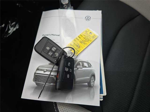Used 2025 Volkswagen Taos SEL image 29