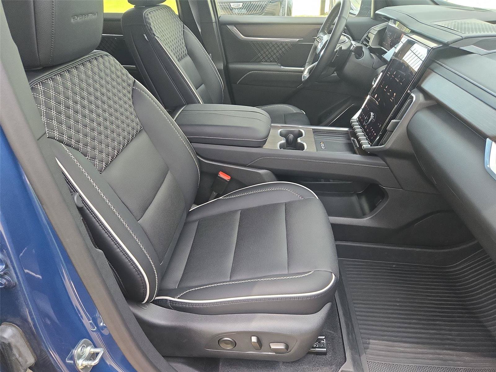 Used 2025 GMC Acadia Denali w/ LPO, Floor Liner Package AWD/4WD image 28