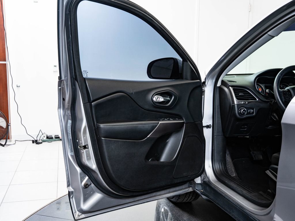 Used 2019 Jeep Cherokee Latitude w/ Popular Appearance Group image 25