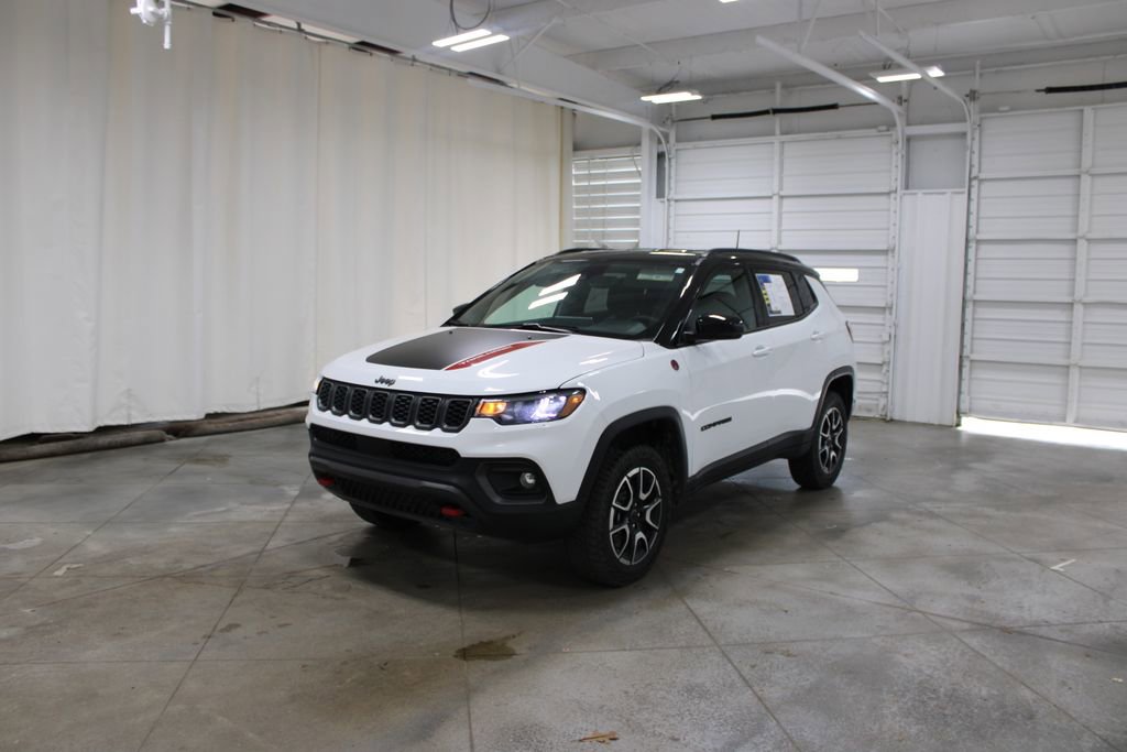 Used 2025 Jeep Compass Trailhawk AWD/4WD image 4