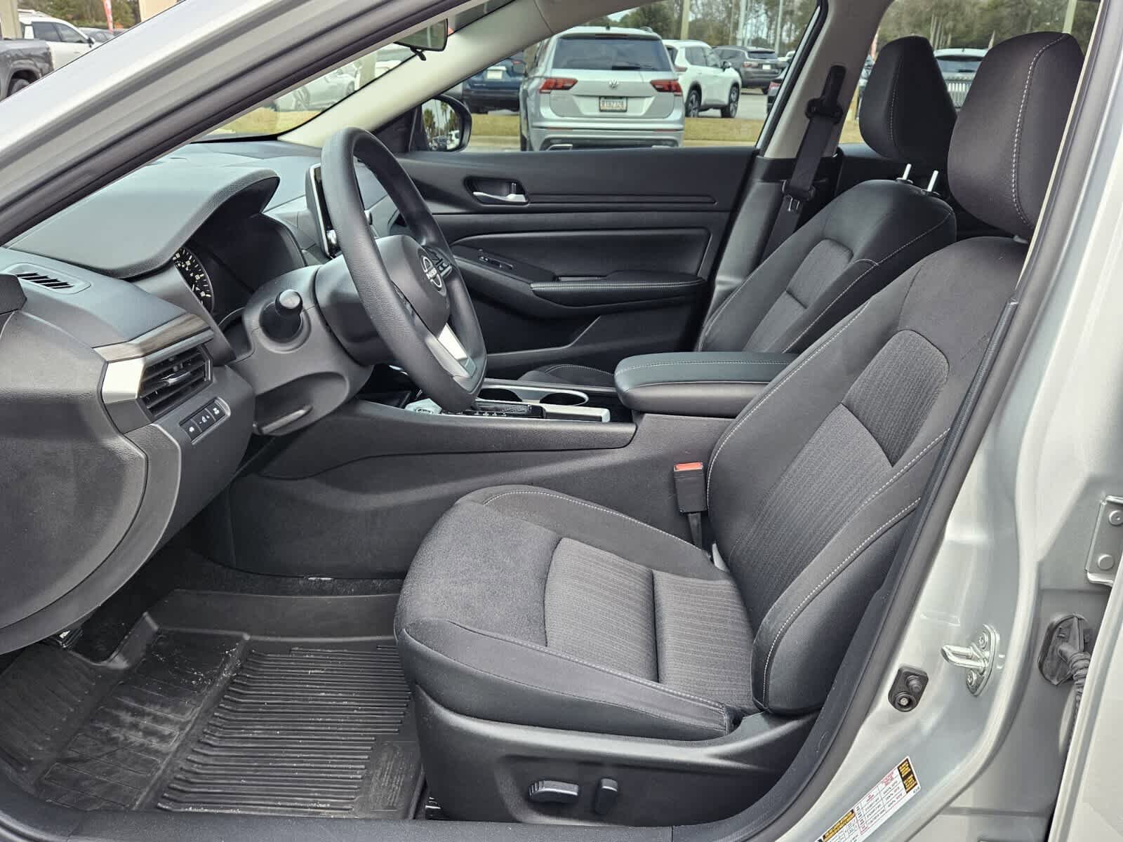 Used 2024 Nissan Altima 2.5 SV image 3