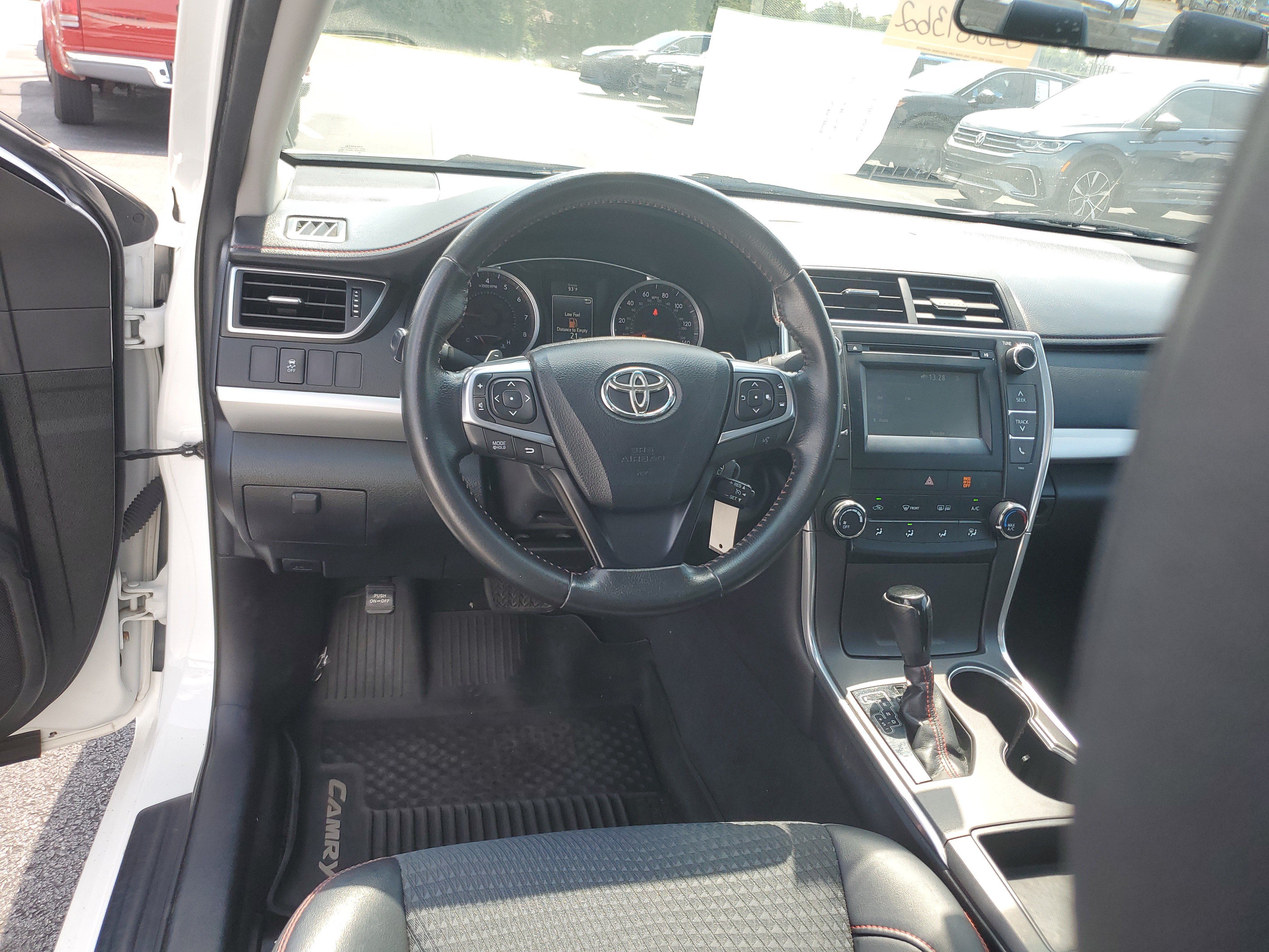 Used 2015 Toyota Camry SE w/ Moonroof Package FWD image 11