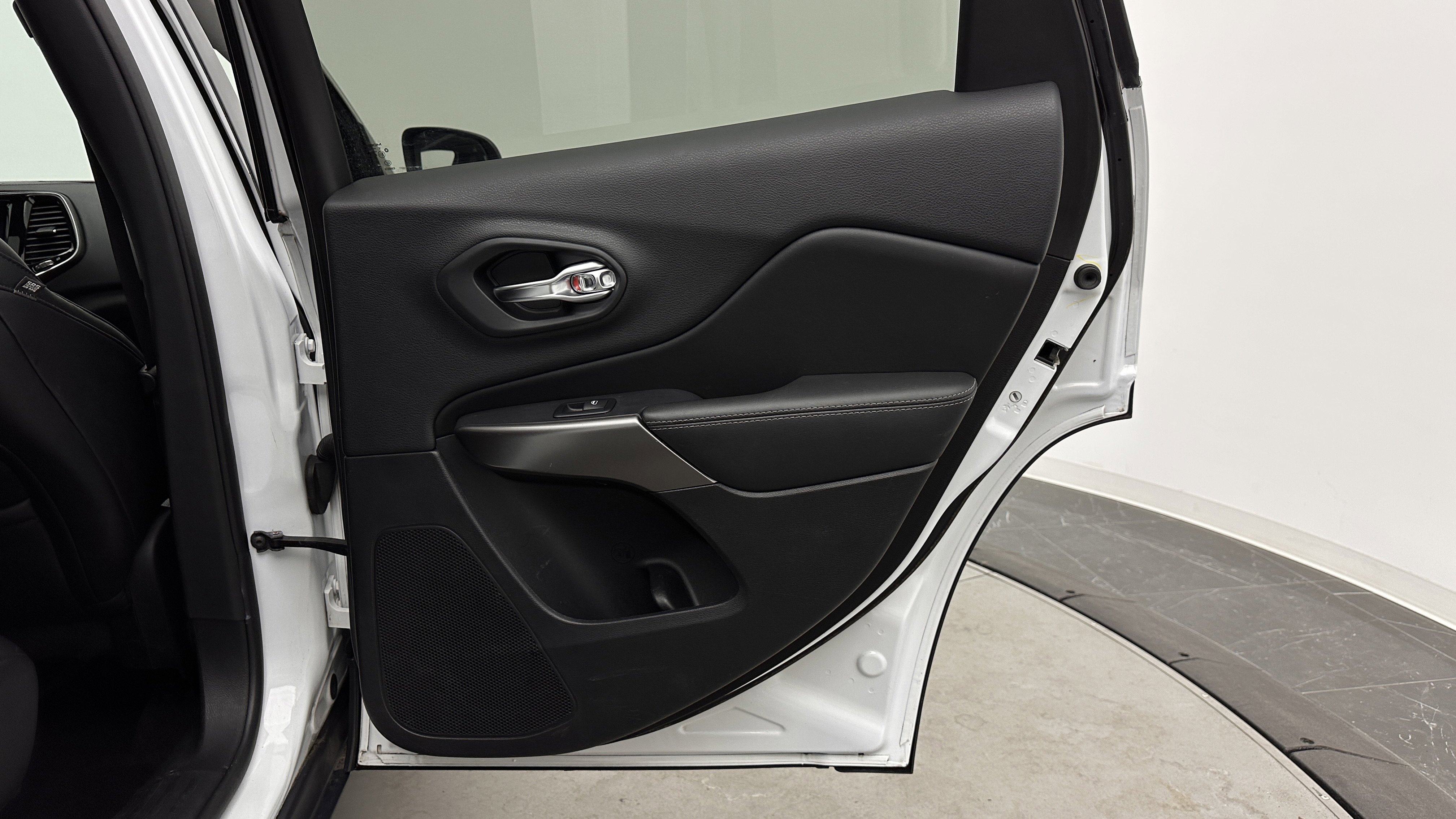 Used 2019 Jeep Cherokee Limited w/ Technology Group FWD image 35