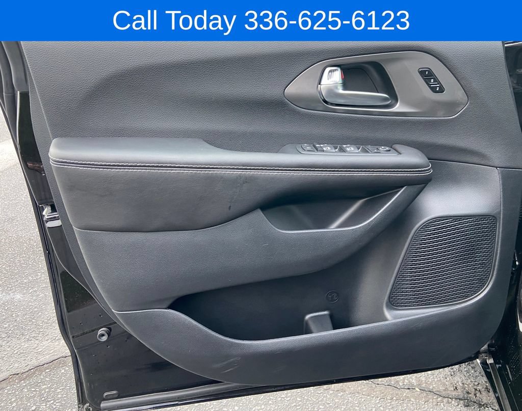 New 2026 Chrysler Pacifica Select FWD image 13