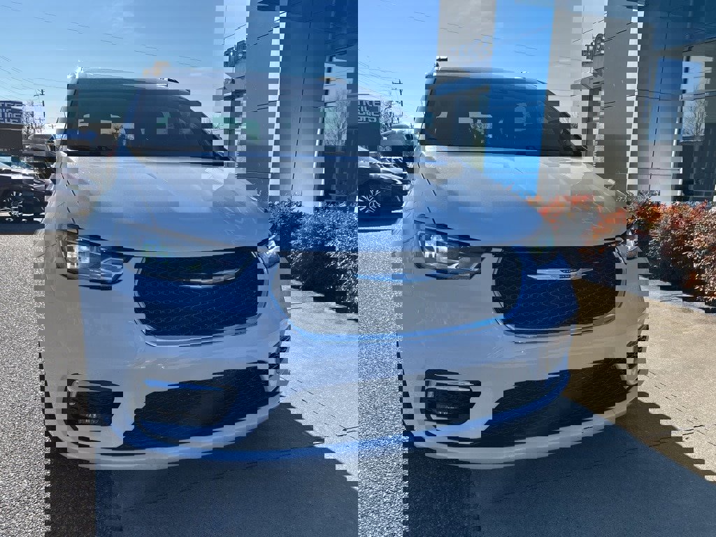 Used 2023 Chrysler Pacifica Limited w/ Uconnect Theater Family Group image 4