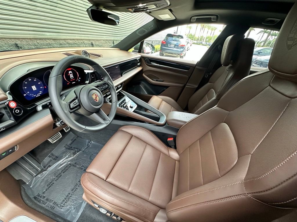 Certified 2025 Porsche Macan 4S Electric AWD/4WD image 4