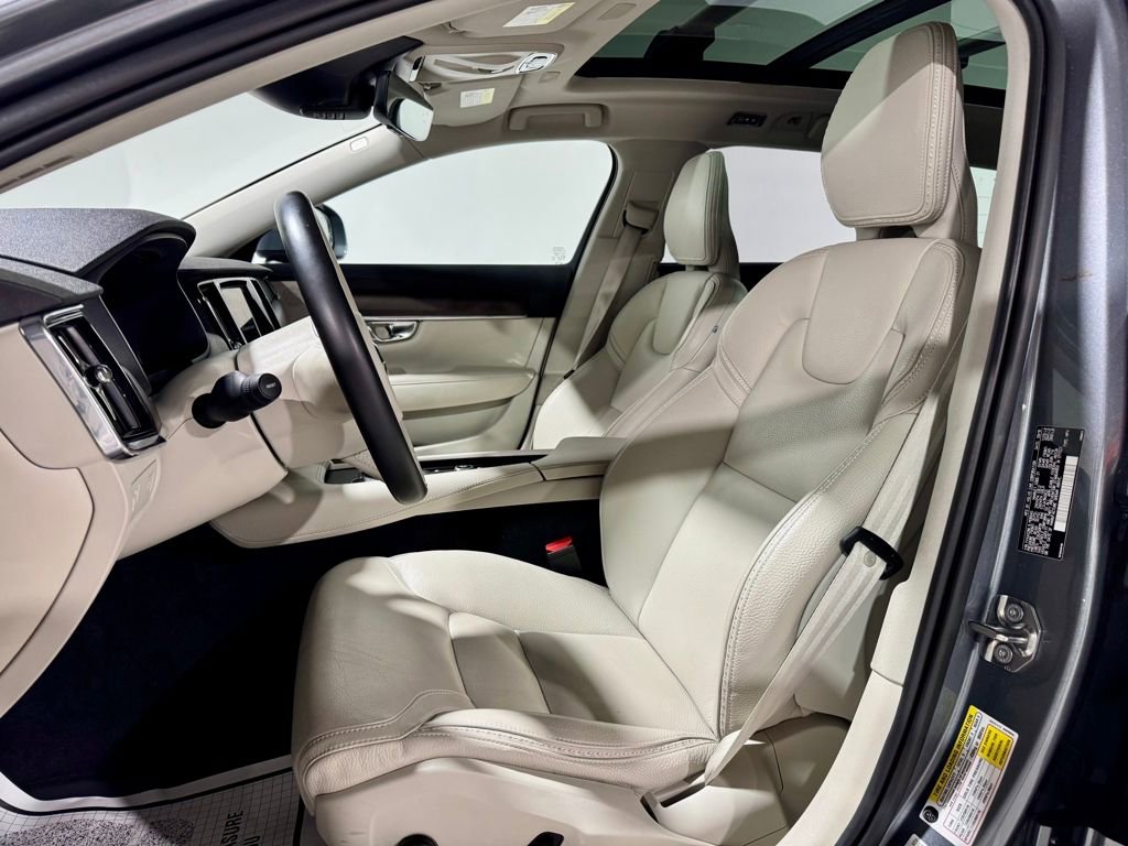 Used 2020 Volvo V90 T6 Cross Country image 3