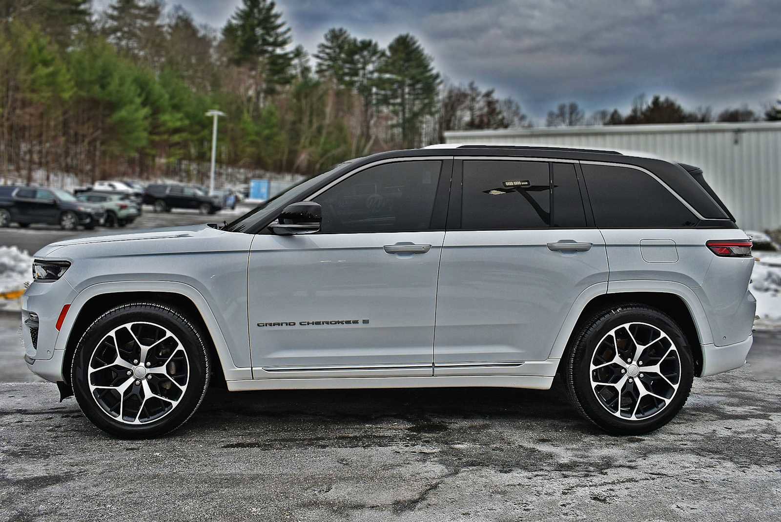 Used 2022 Jeep Grand Cherokee Summit image 4