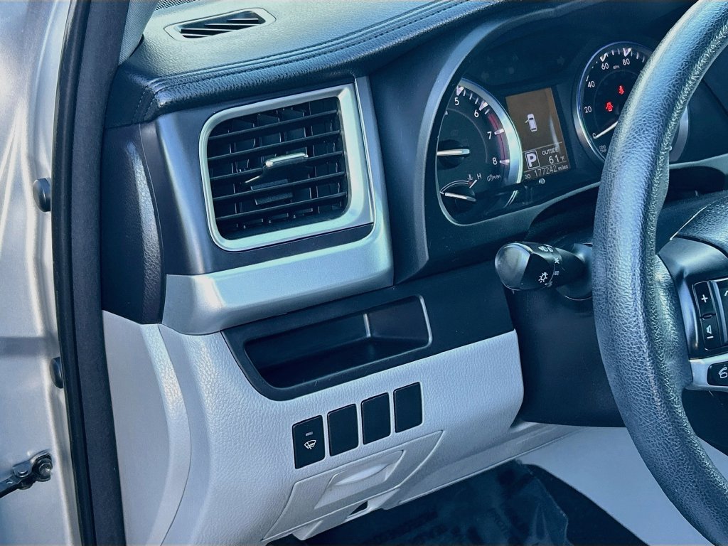 Used 2016 Toyota Highlander LE AWD/4WD image 10