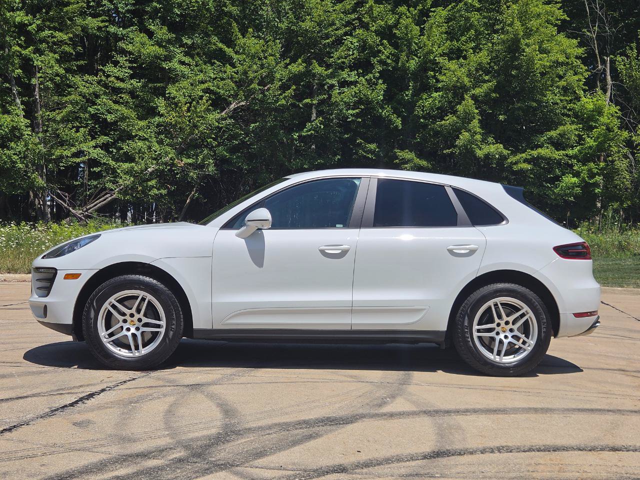 Used 2018 Porsche Macan w/ Premium Package Plus AWD/4WD image 2