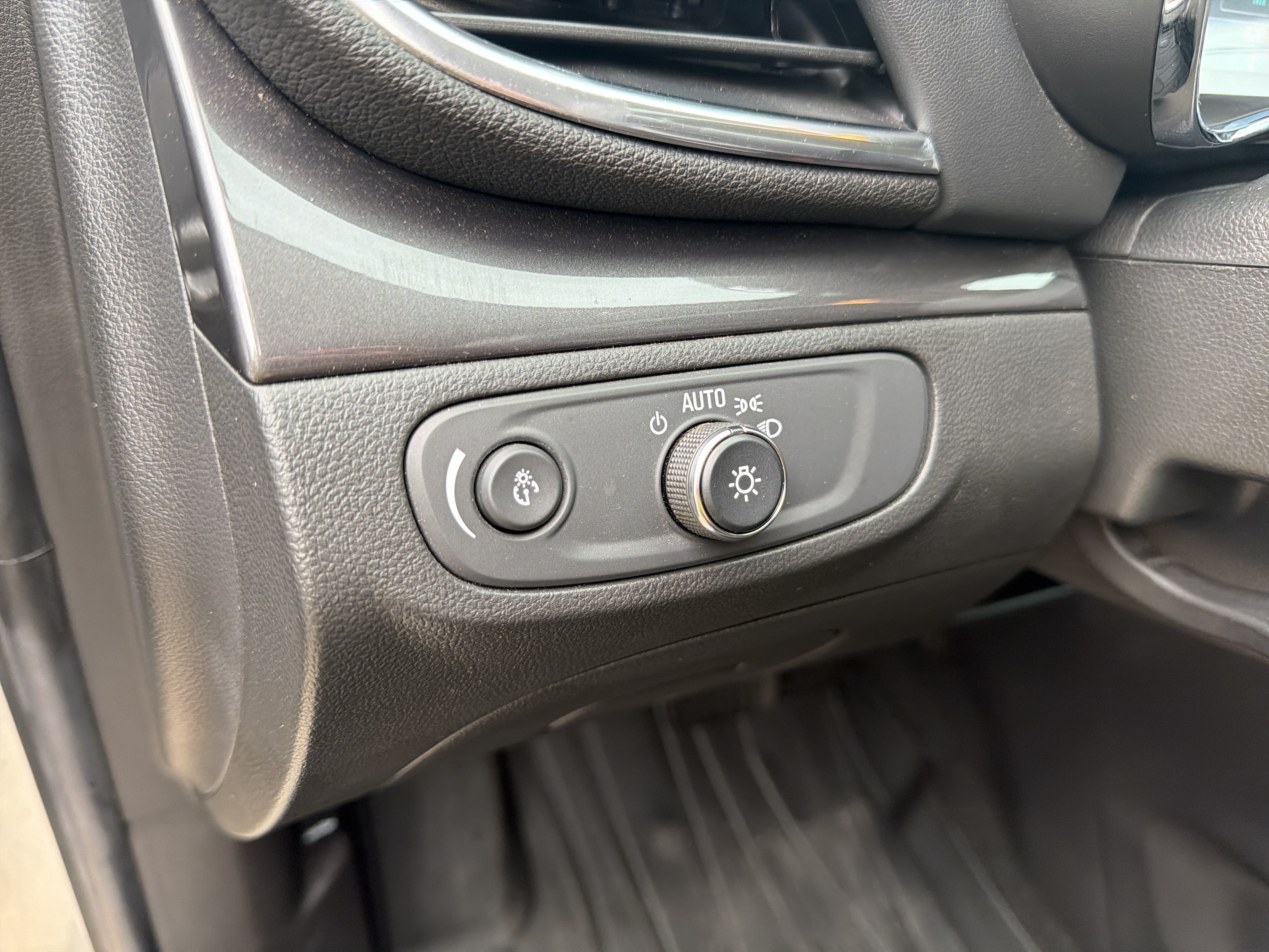 Used 2021 Buick Encore Preferred w/ Safety Package FWD image 13