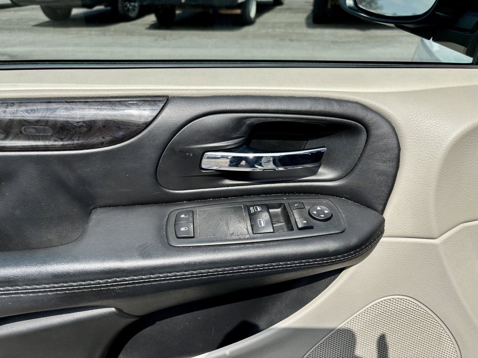 Used 2017 Dodge Grand Caravan SE image 22