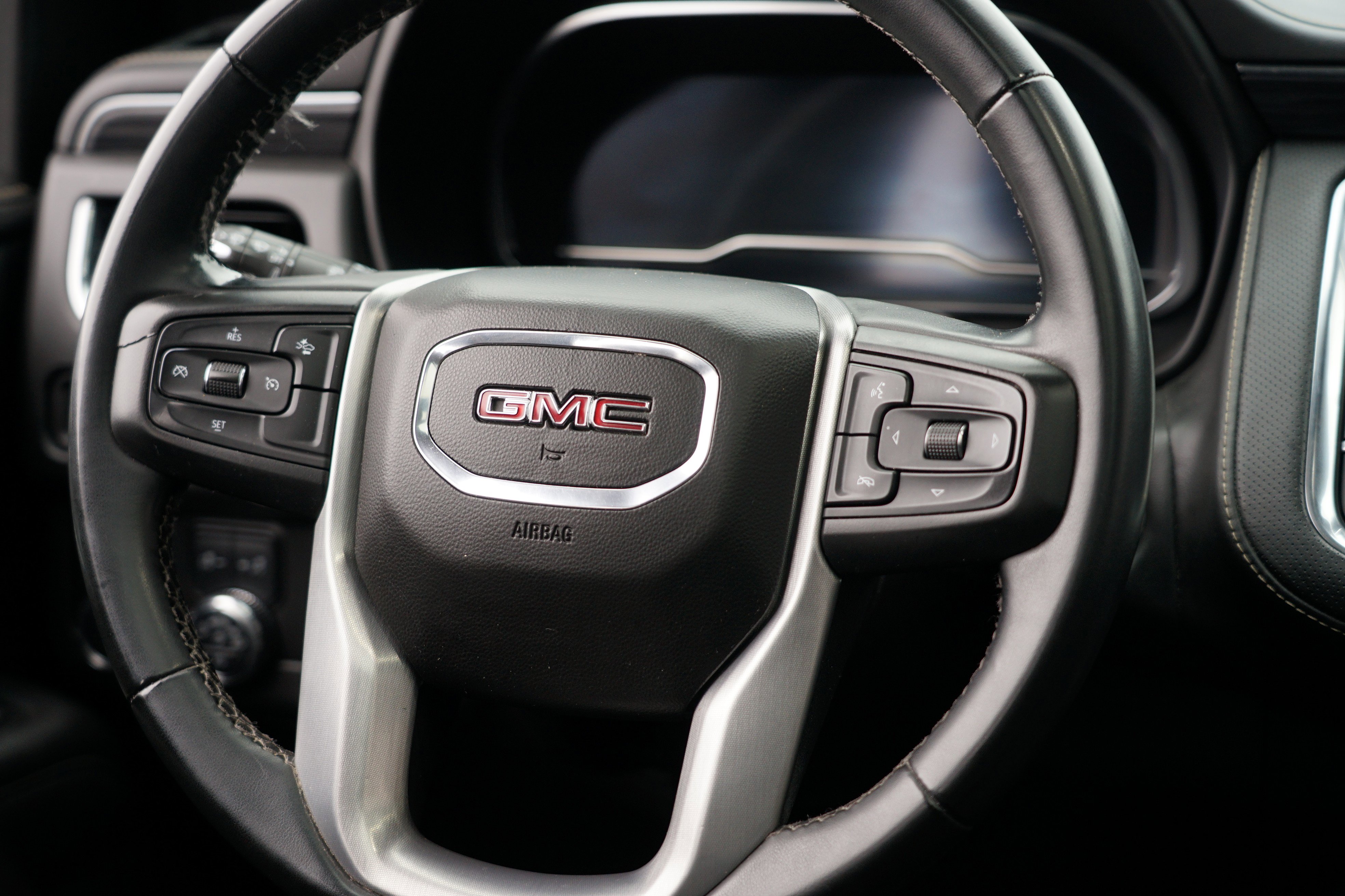 Used 2023 GMC Yukon XL SLT image 26