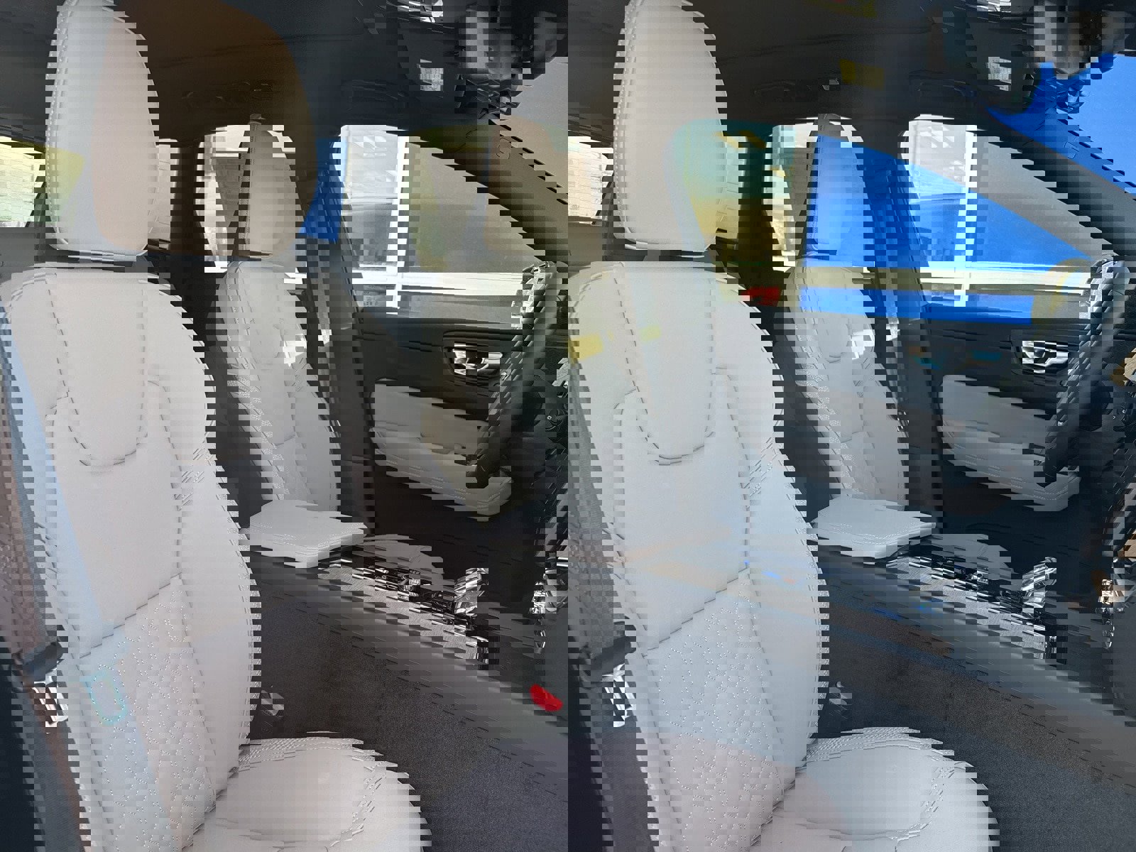 New 2026 Volvo XC60 B5 Plus w/ Protection Package Premier image 15