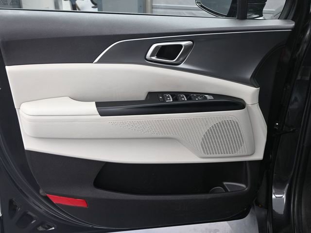 Used 2024 Kia Carnival LX image 9