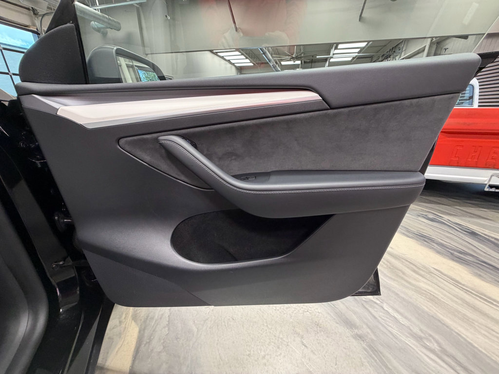 Used 2022 Tesla Model Y Long Range image 36