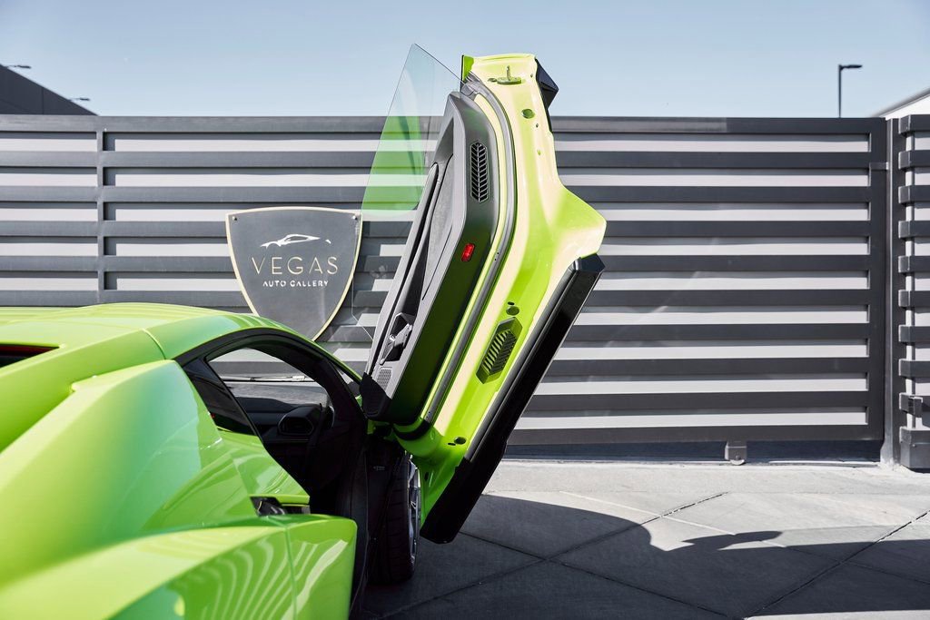 Used 2025 Lamborghini Revuelto AWD/4WD image 32