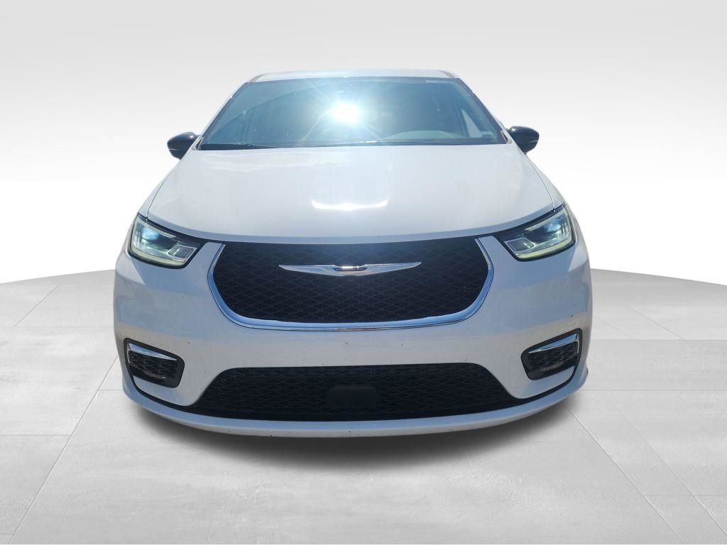 Used 2024 Chrysler Pacifica Touring-L image 2