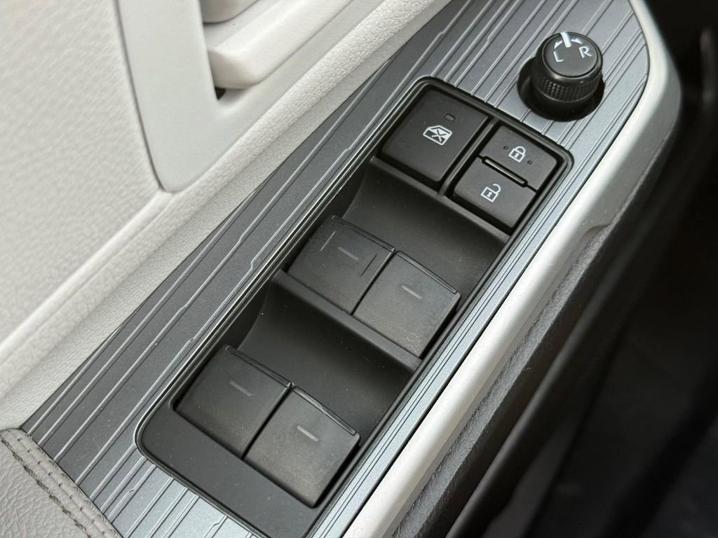 Used 2025 Toyota Sienna LE FWD image 21