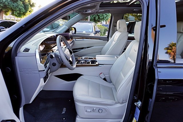 Used 2025 Cadillac Escalade Sport Platinum w/ LPO, ONYX Package AWD/4WD image 23