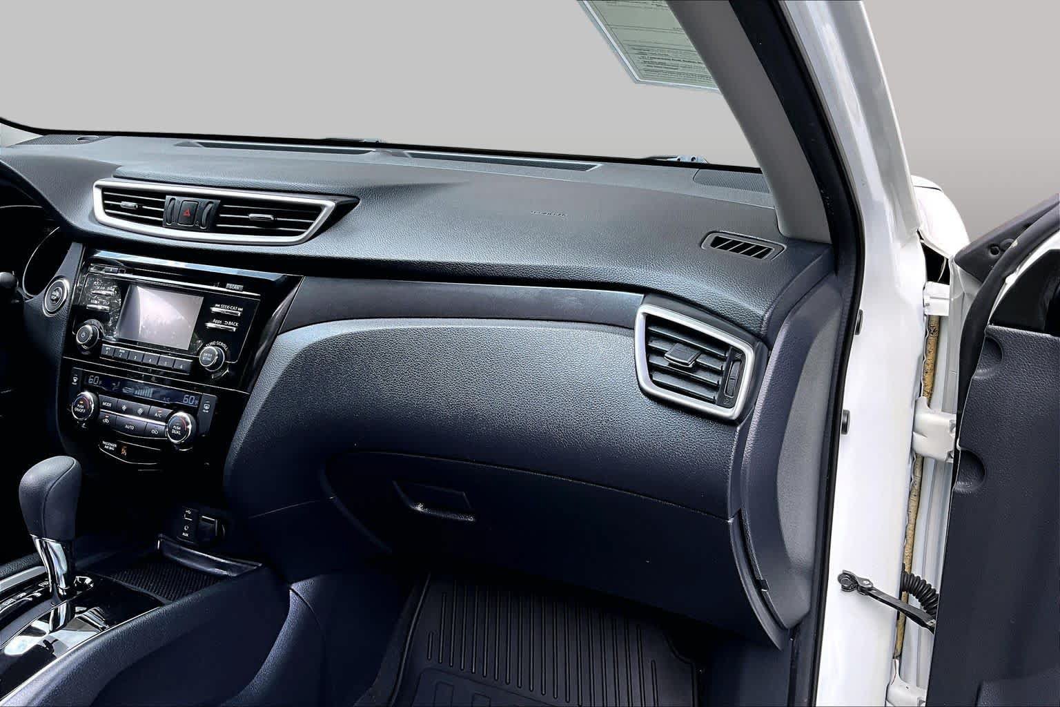 Used 2016 Nissan Rogue SV FWD image 18
