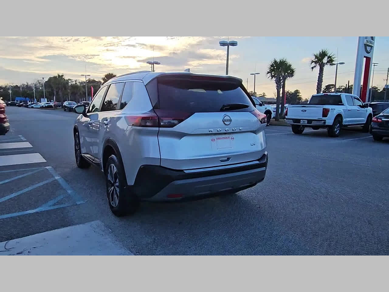 Used 2023 Nissan Rogue SV w/ SV Premium B Package image 34